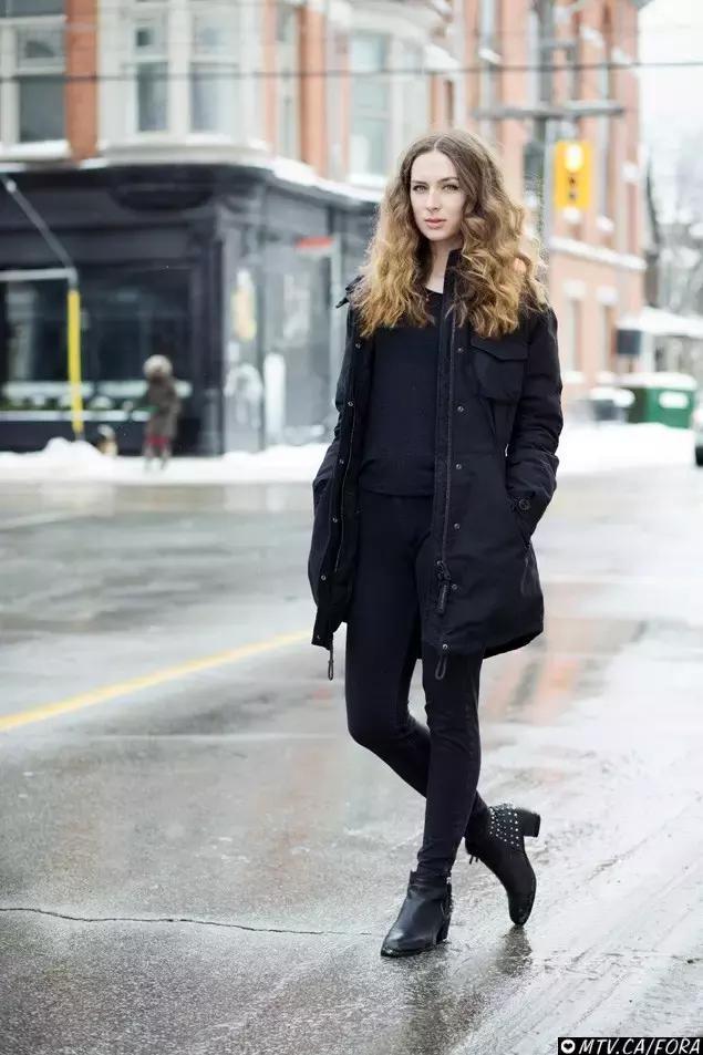 学会oversized外套+短靴的经典套路，让你美成一道街景