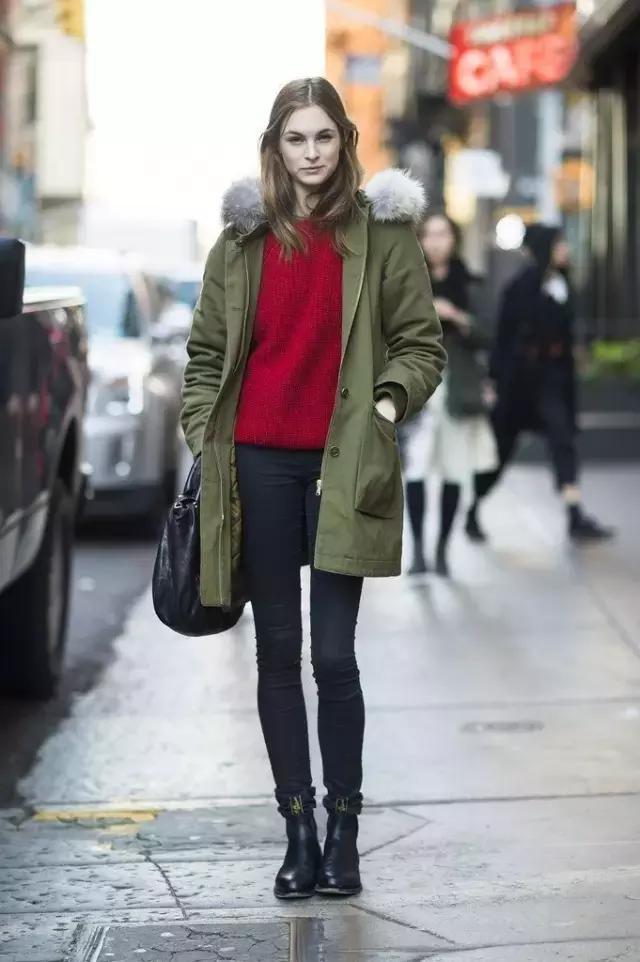 学会oversized外套+短靴的经典套路，让你美成一道街景