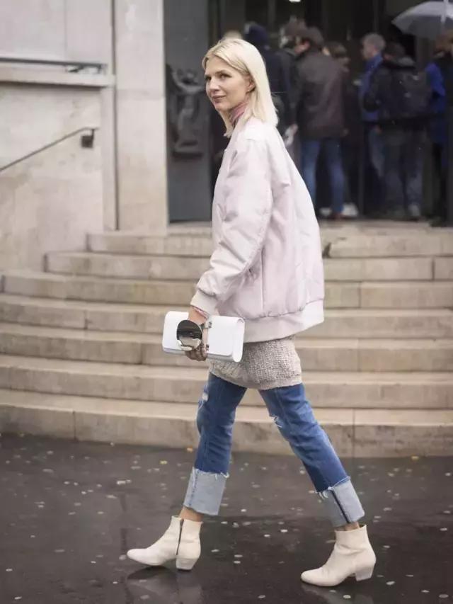 学会oversized外套+短靴的经典套路，让你美成一道街景