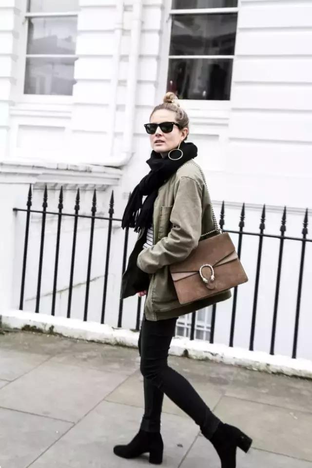 学会oversized外套+短靴的经典套路，让你美成一道街景