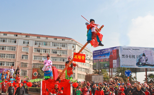 洋县悬台社火“双塔寺” 王波 摄.jpg