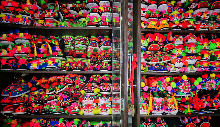 开封民间收藏家17年搜集上万虎头鞋 价值超百万