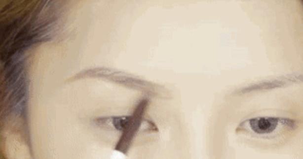 听说一字眉被掰弯啦？手把手教你女星最in的同款眉型！