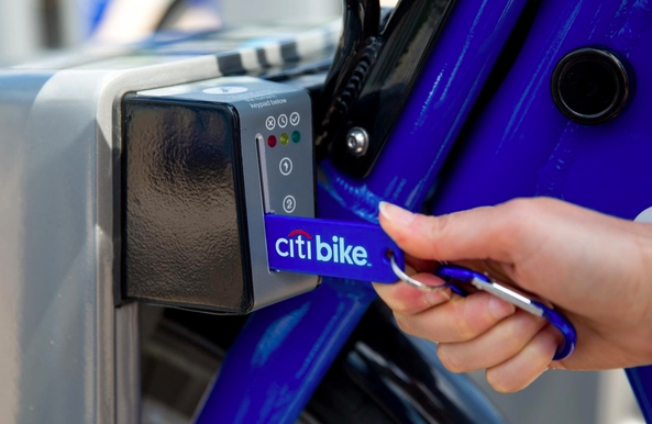 这两位中国人将中国共享单车模式“骑进”美国