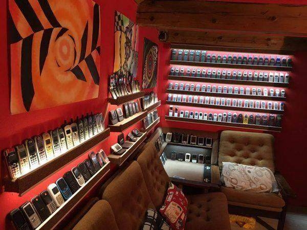 90后小伙收藏3500台手机 场面震撼不敢看 