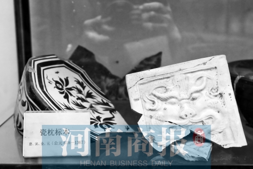 郑州一老大哥沉迷陶瓷片儿 为收藏曾卖两套房