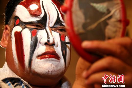 甘肃丝路小城民众“吼”古老秦腔祈福