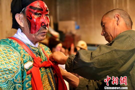 图为演员在做演出前的准备。张渊 摄