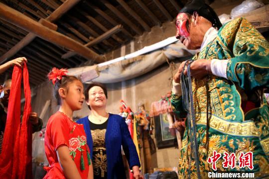 图为秦腔演员与小学员交流。张渊 摄