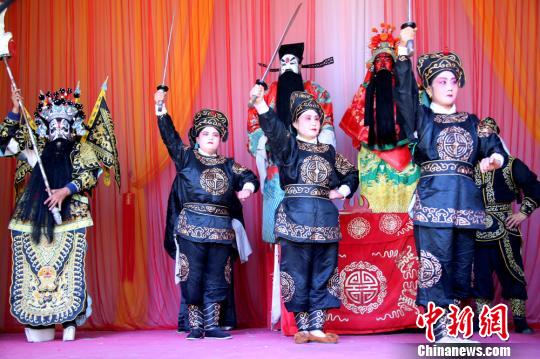 图为演员表演秦腔。张渊 摄