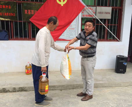 慰问贫困党员.JPG