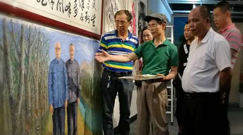 图为《中国故事展》两位总策展人蔡腾(香港著名画家、图中)与陈勇耀(著名摄影家、特林兵博物馆馆长)研究作品《叶剑英与习仲勋的橡胶梦》.jpg