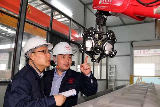 2、中国铁建十八局集团郑阜高铁项目部党工委书记刘映红、四公司项目书记许桃元在无砟轨道外形尺寸3D智能检测系统研究检测技术（伍振 摄）.JPG