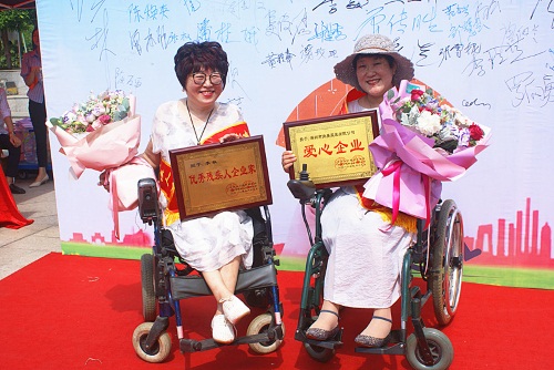 轮椅上女企业家灿烂的笑容.jpg