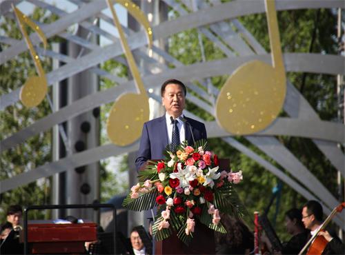 1黑河市人民政府市长谢宝禄开幕式主持词（王洋 摄）.JPG