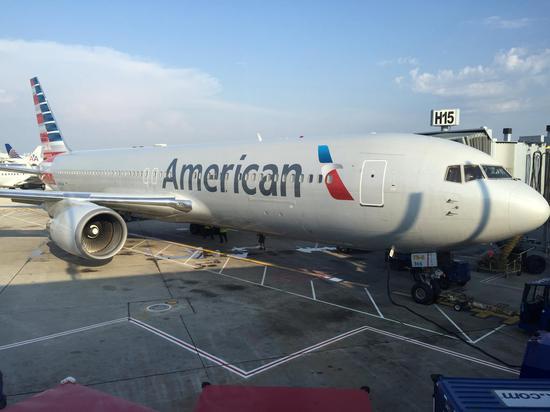 停在芝加哥奥黑尔机场的AA客机  图源：Youtube