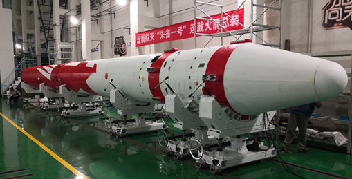 正在工厂内进行总装总测的“朱雀一号”