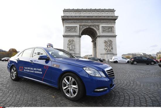 图为2016年11月19日在法国巴黎所摄出租车。（新华社/西霸）