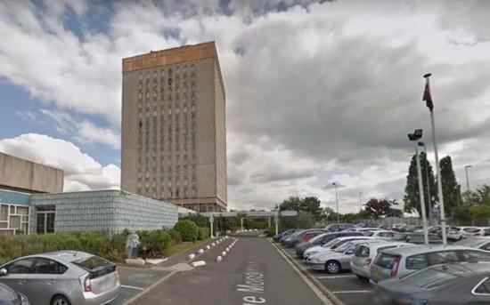 图为发生劫案的酒店停车场。（源自《巴黎人报》）