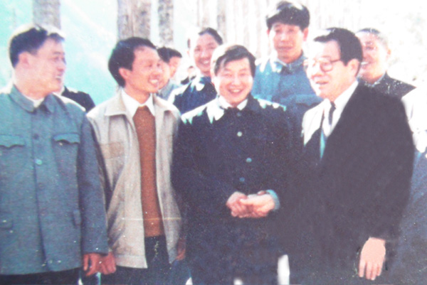 1990年11月14日李瑞环在张先忠家中视察.jpg