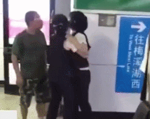 长沙地铁一男子抽烟被阻止 一巴掌将地铁女员工抽倒在地