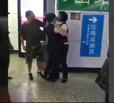 长沙地铁一男子抽烟被阻止 一巴掌将地铁女员工抽倒在地