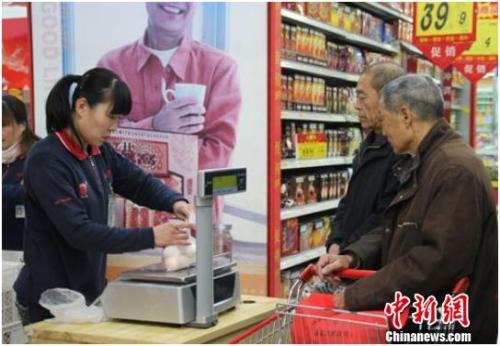 资料图:在保定市北市区一家大型超市内,促销员正在为购买鸡蛋的市民称量、打包。李芳华 摄 资料图:在保定市北市区一家大型超市内,促销员正在为购买鸡蛋的市民称量、打包。李芳华 摄