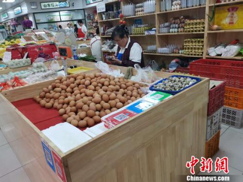 图为菜市场里卖的鸡蛋。 谢艺观 摄 图为菜市场里卖的鸡蛋。 谢艺观 摄