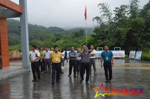 参观考察团听抱班村大学生村官介绍村里巨变历程。 (2).jpg