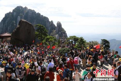 资料图：10月2日，黄山玉屏楼前游人如织。葛旭芳 摄