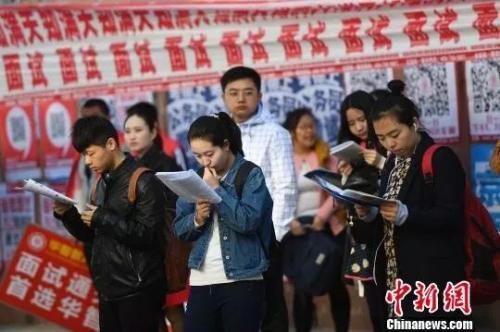 资料图：山西太原，参加公务员考试的考生走进考点 韦亮 摄