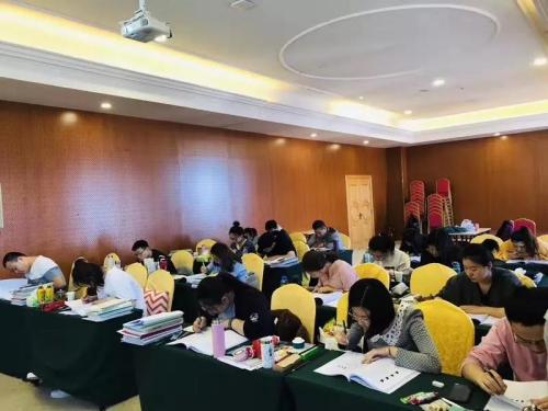 正在封闭班学习的考生 受访者供图