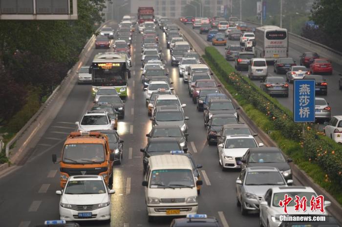 北京东三环主路。a target='_blank' href='http://www.chinanews.com/' 中新网/a记者 金硕 摄
