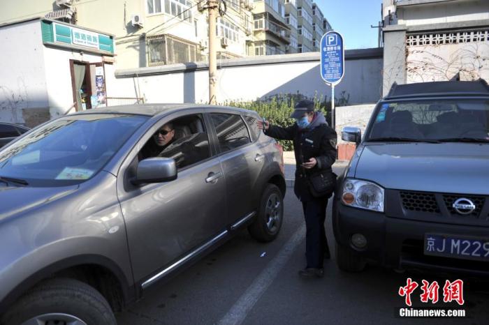 北京市某停车场管理员为车主指挥倒车。a target='_blank' href='http://www.chinanews.com/' 中新网/a记者 金硕 摄

