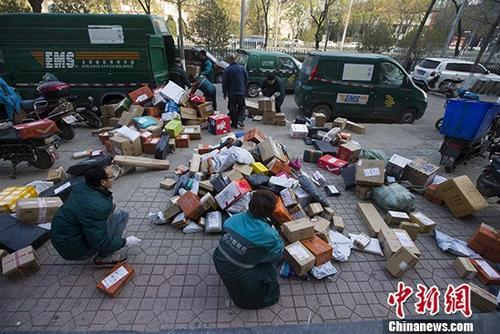 资料图：双十一临近，快递员也忙碌起来。 a target='_blank' href='http://www.chinanews.com/'中新社/a记者 张云 摄
