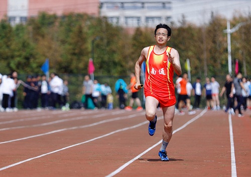 第一部分配图1：南京分行2019年秋季运动会，南通分行施雪峰行长领跑4X100米.jpg