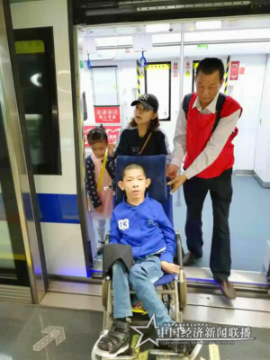 （从左至右：深圳天使家园理事长高利利，深圳天使家园总干事骆洋，全国脑瘫康复社会协作办公室主任王芳，壹基金项目总监魏明涛，壹基金合作发展部主任丁干，于11月30日共同见证“2019城市无障碍公益倡导活动”深圳主会场启动仪式。） (2).png