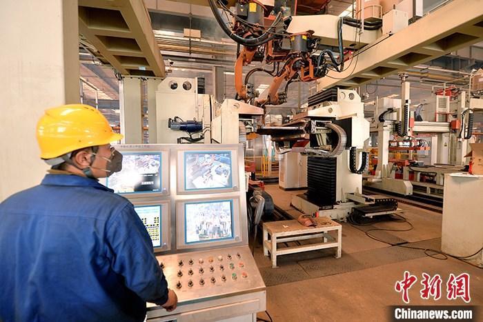 资料图：车间内工作人员进行机器操作。a target='_blank' href='http://www.chinanews.com/'中新社/a记者 李佩珊 摄

