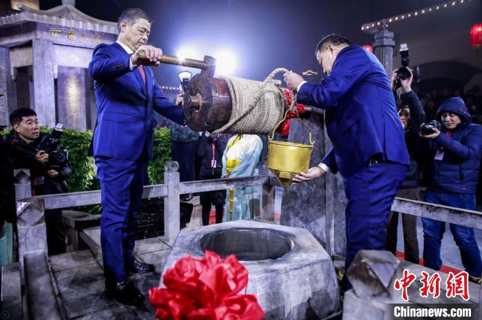 在山东东阿古城封存了一年的古阿井又在同一时刻解封开启，人们对冬至文化的遥远回忆再度被唤起。赵晓 摄
