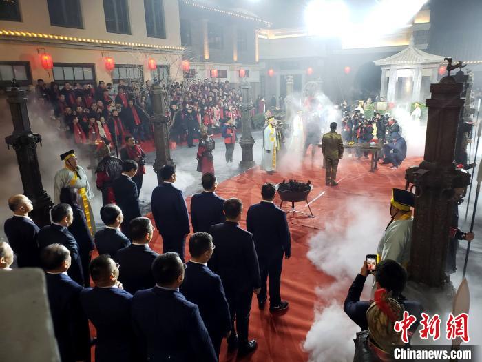 “己亥年冬至日夜……”古老的更声，提醒又是一年岁寒。冬至取水炼胶仪式当晚在山东东阿举行。邱江波摄