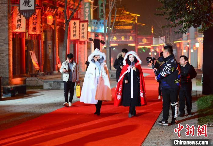 非物质文化遗产东阿阿胶制作技艺的传承意识吸引多名网红前来直播。邱江波 摄