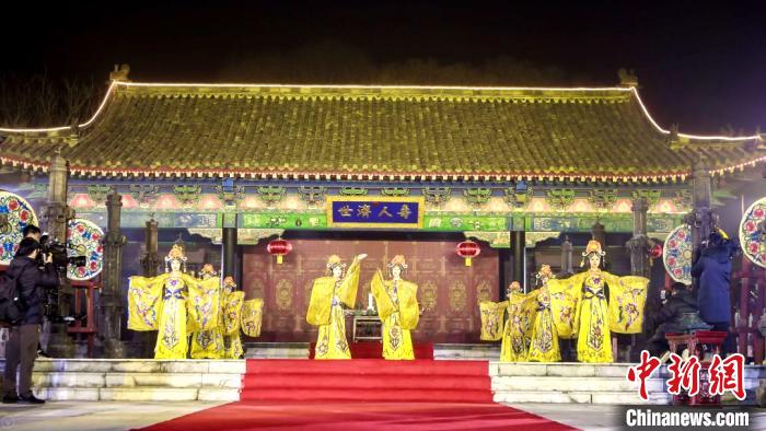 连续13年坚持在冬至举行取水炼胶仪式是依据中华传统文化的礼制，遵循民俗时令的讲究。赵晓 摄