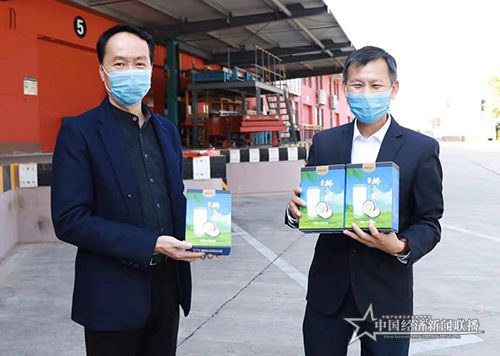南国集团刘汉惜董事长（右）组织南囯食品送到三亚.jpg