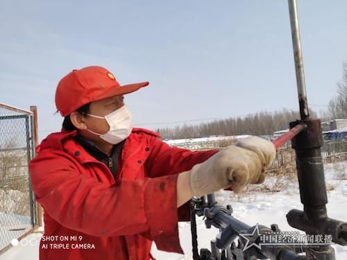 1第二油矿采油204工区采油班长李洪林在雪中巡检油井，调整盘根盒的松紧，确保疫情期间安全生产 (4).jpg