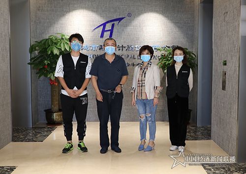 中国经济新闻联播《疫情下·直通海南自贸港》栏目报道组走进海南天鸿市政设计股份有限公司（左二为董事长柏斌）.jpg