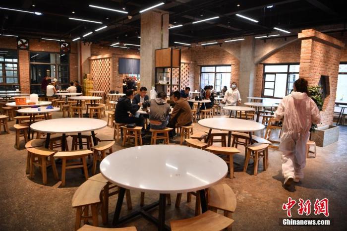 3月13日,昆明市民在一家餐饮店内就餐。昆明市应对新型冠状病毒感染肺炎疫情工作领导小组指挥部12日发布通告,决定自3月13日零时起,恢复昆明市餐饮单位厅面服务。a target='_blank' href='http://www.chinanews.com/'中新社/a记者 刘冉阳 摄 3月13日,昆明市民在一家餐饮店内就餐。昆明市应对新型冠状病毒感染肺炎疫情工作领导小组指挥部12日发布通告,决定自3月13日零时起,恢复昆明市餐饮单位厅面服务。a target='_blank' href='http://www.chinanews.com/'中新社/a记者 刘冉阳 摄