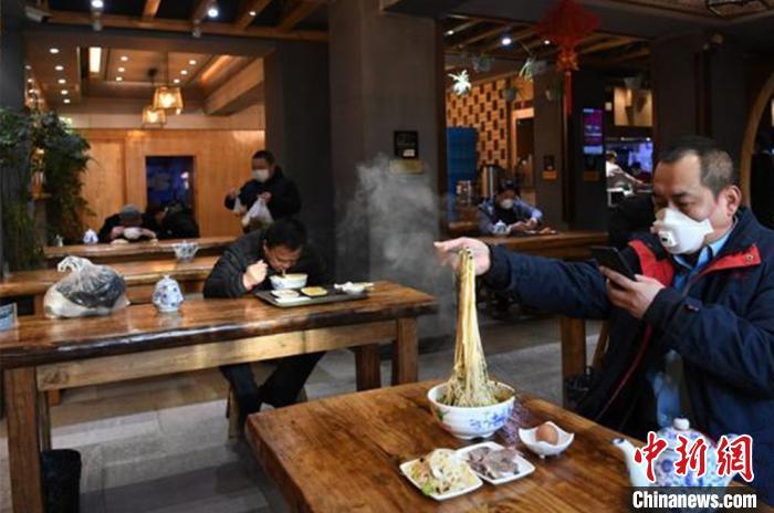 资料图:疫情期间,兰州市民品尝牛肉面。杨艳敏 摄 资料图:疫情期间,兰州市民品尝牛肉面。杨艳敏 摄