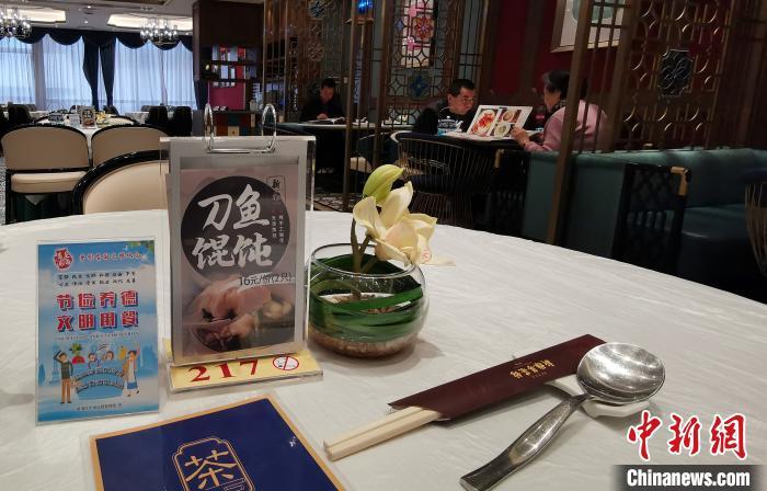 资料图:上海一家餐馆内,桌上摆放着公勺公筷。汤彦俊 摄 资料图:上海一家餐馆内,桌上摆放着公勺公筷。汤彦俊 摄