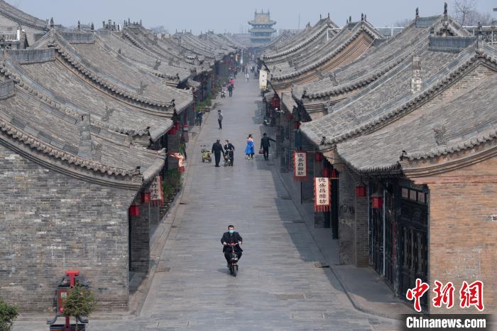 平遥古城开门第一日，游客稀少。韦亮 摄