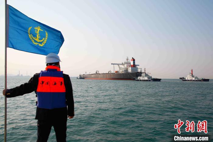 超大型油轮“优益”轮在青岛海事部门的护航下安全靠泊青岛港黄岛码头。马桂山 摄